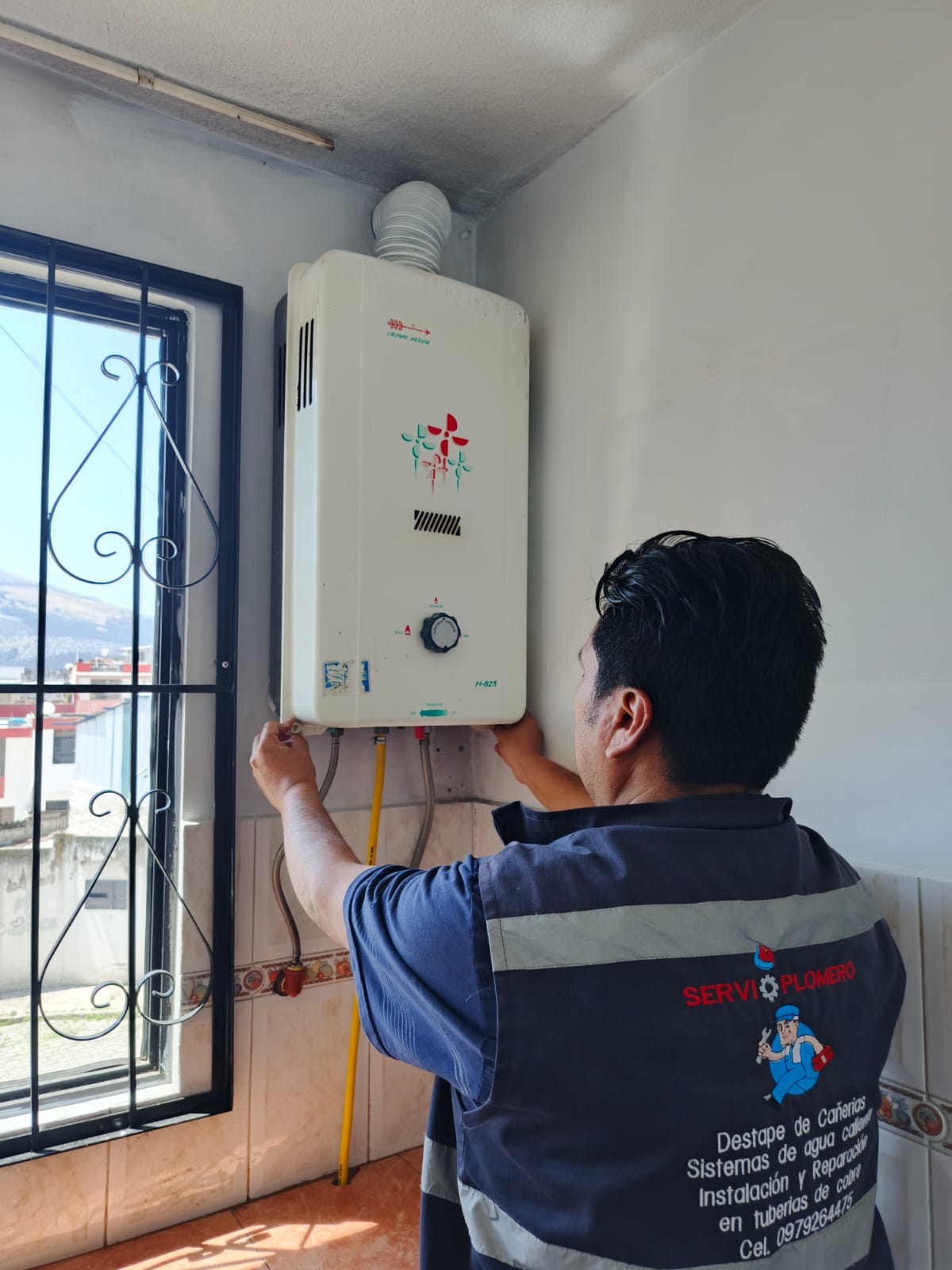 Técnico de Tecni Calefones revisando un calefón en Quito